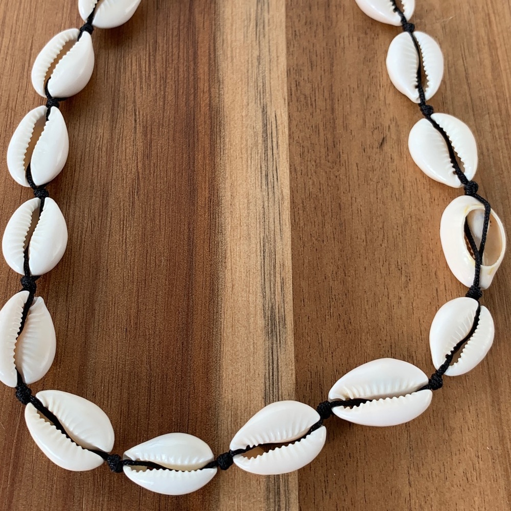 Vintage Cowrie Shell Necklace - Picture 2 of 5
